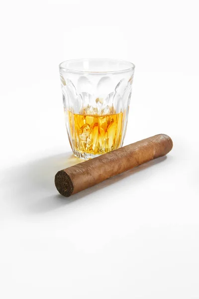 Gesloten Uitzicht Glas Whisky Met Sigaar Witte Rug — Stockfoto