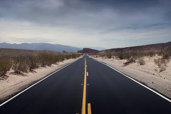 ネバダ砂漠を通る暑い夏の道のパノラマビュー — ストック写真