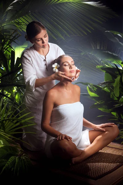 Retrato Mujer Hermosa Joven Ambiente Del Balneario — Foto de Stock