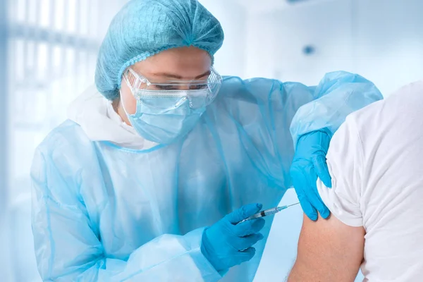Doktorun Mavi Sırtında Aşı Yapmasını Yakından Izle — Stok fotoğraf