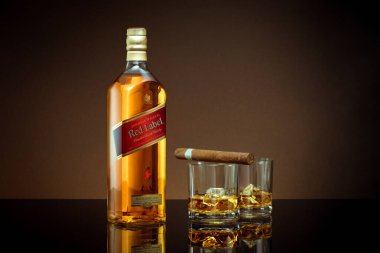 Phuket, Tayland - Şubat 2021. Johnnie Walker Red Label karışık viskiyi renk arka planında izole etti. Johnnie Walker dünyadaki en geniş çaplı karışık viski markasıdır..
