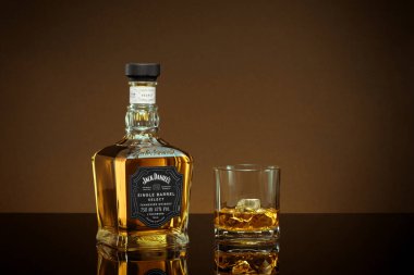 Phuket, Tayland - Şubat 2021. Jack Daniels viskiyi gri arka planda harmanladı. Jack Daniel 's, Tennessee viskisinin bir türüdür. Dünyadaki en çok satan Amerikan viskisidir.