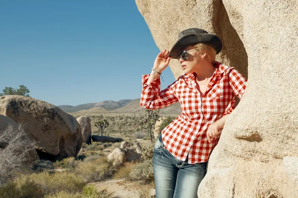 Mujer en redwoman en rojo —  Fotos de Stock