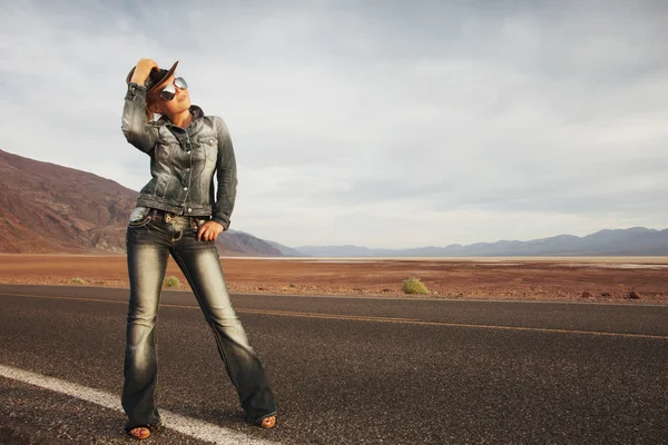 Mädchen auf der Straße — Stockfoto