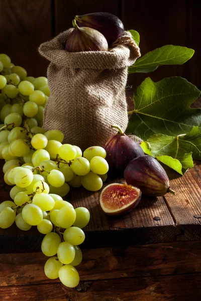 Figs and grape — Stock Photo, Image