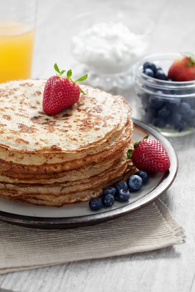 Crepes and berries — Stock Photo, Image