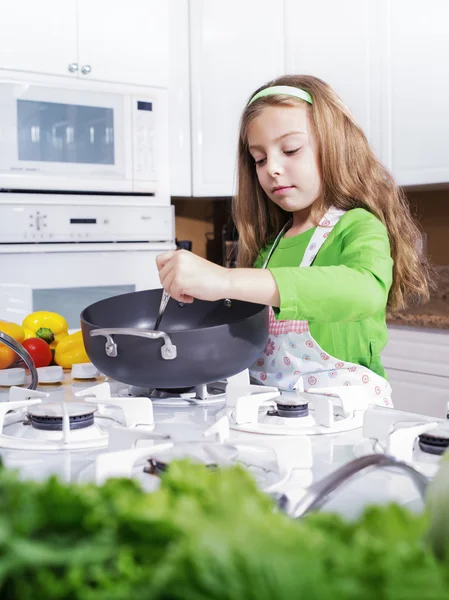 Cucina ragazza — Foto Stock