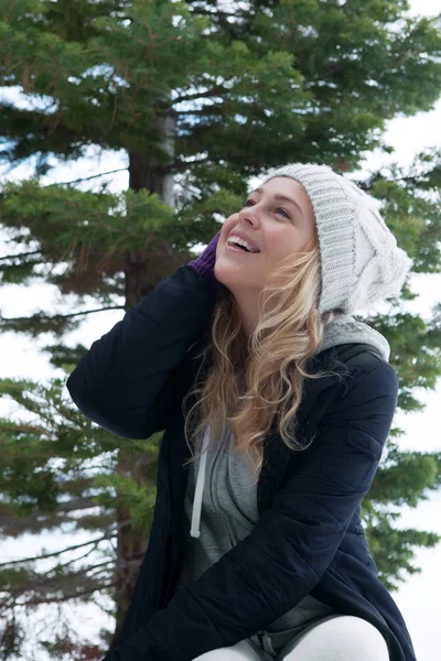 Портрет молодой красивой женщины на зимнем открытом воздухе — стоковое фото