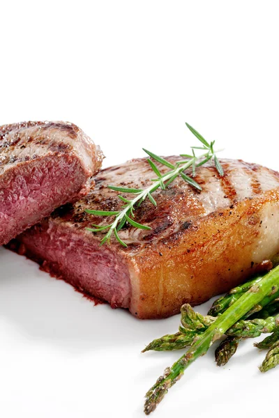 Close-up van lekkere lekker vers steak op witte achterzijde — Stockfoto