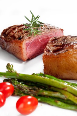 güzel lezzetli taze biftek bakış beyaz arka kapatın