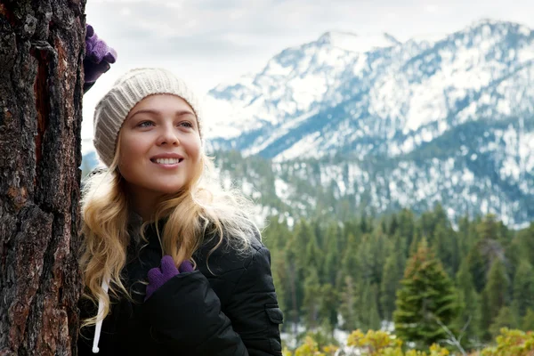 Retrato de jovem mulher bonita no inverno ao ar livre fundo — Fotografia de Stock