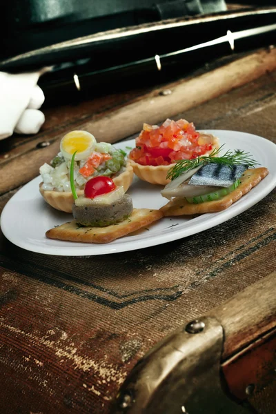 Vue rapprochée de bon repas frais sur fond de couleur — Photo