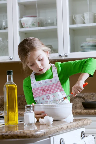 Vista della giovane bella ragazza che cucina in cucina — Foto Stock