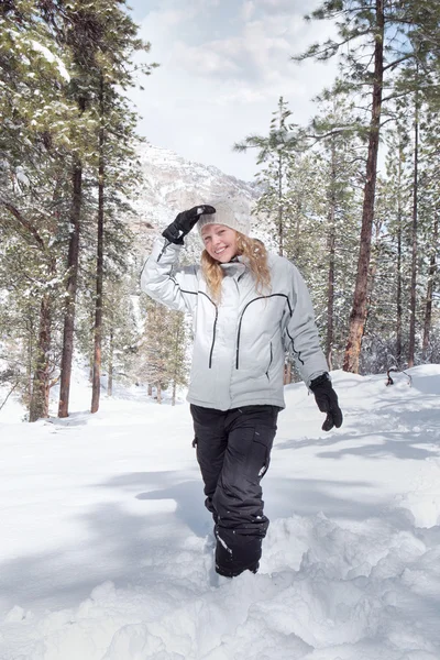 Portret van jonge mooie vrouw op winter buiten achtergrond — Stockfoto