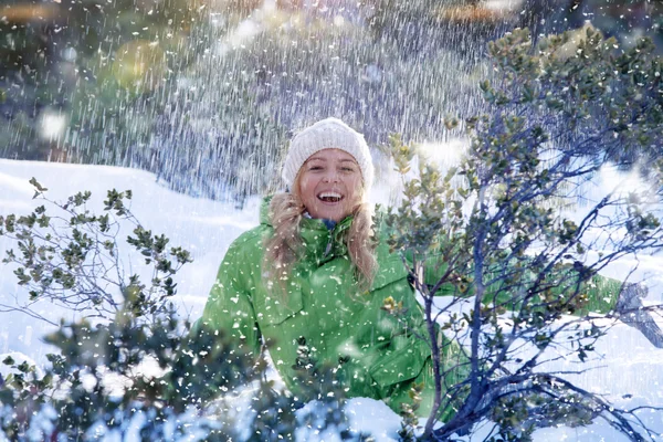 Retrato de mujer hermosa joven sobre fondo de invierno al aire libre Retrato de mujer hermosa joven sobre fondo de invierno al aire libre — Foto de Stock