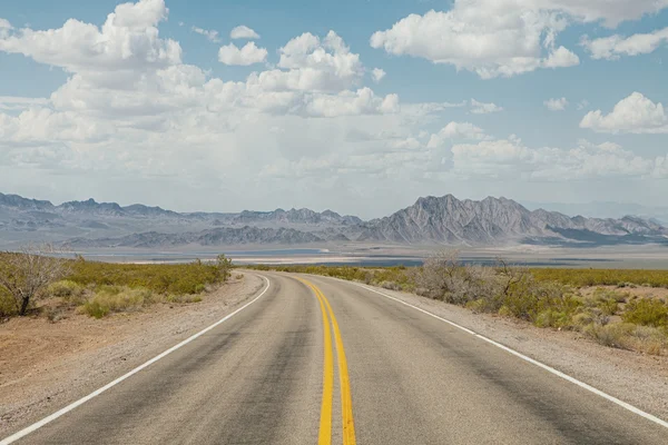 Panoramiczny widok na gorące letnie drogi przez widoku desertpanoramic drogi gorących letnich pustyni Nevada Nevada — Zdjęcie stockowe