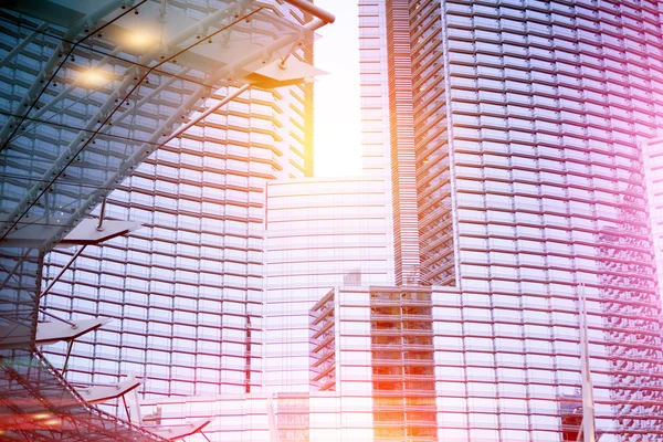 Veduta di un moderno edificio colorato in vetro Veduta di un moderno edificio colorato in vetro — Foto Stock