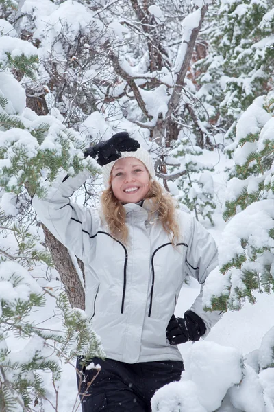 Retrato de mujer hermosa joven sobre fondo de invierno al aire libre Retrato de mujer hermosa joven sobre fondo de invierno al aire libre — Foto de Stock