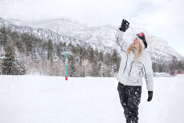 Retrato de mujer hermosa joven sobre fondo de invierno al aire libre Retrato de mujer hermosa joven sobre fondo de invierno al aire libre — Foto de Stock