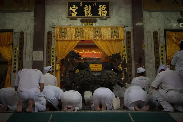 Подання народу полюють в shrine під час Вегетаріанський фестиваль в Thailandview людей є полюють в shrine під час Вегетаріанський фестиваль в Таїланді — стокове фото