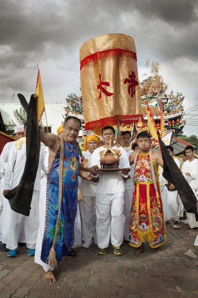 Az emberek az utcán, feldolgozás alatt Thailandview az emberek az utcán, feldolgozás alatt vegetáriánus fesztivál Thaiföldön, hogy vegetáriánus Fesztivál, hogy — Stock Fotó