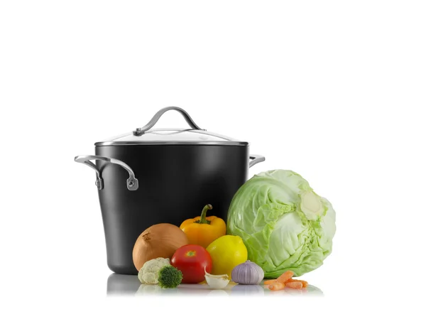 Vue rapprochée de belle casserole avec quelques légumes sur fond blanc vue rapprochée de belle casserole avec quelques légumes sur fond blanc — Photo