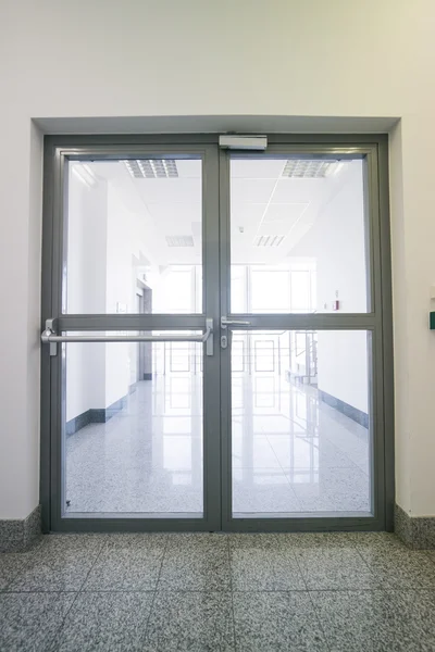 Escalera en edificio de oficinas — Foto de Stock