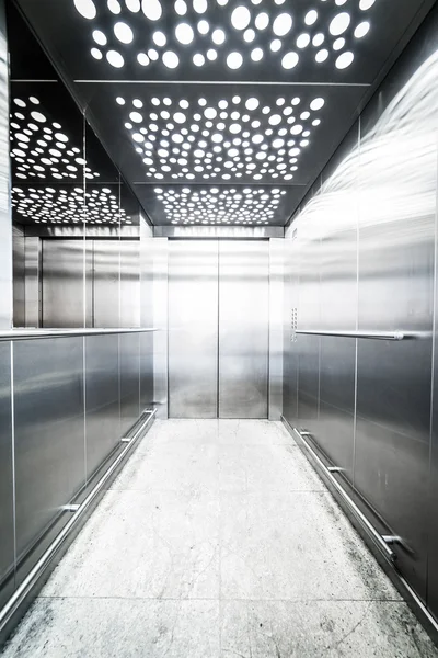 Escadaria no prédio de escritórios — Fotografia de Stock