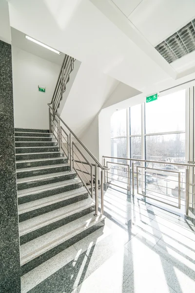 Escadaria no prédio de escritórios — Fotografia de Stock