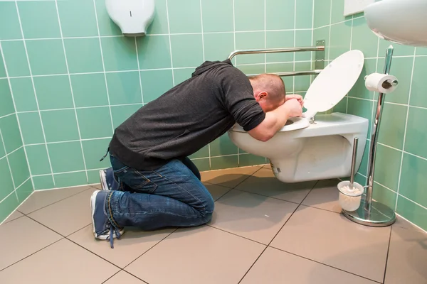 Man vomiting in the toilet — Stock Photo, Image