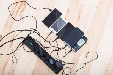 dört akıllı telefonlar ve bir klasik telefon