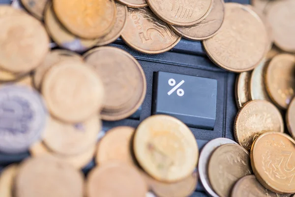 Calculadora e uma pilha de moedas — Fotografia de Stock