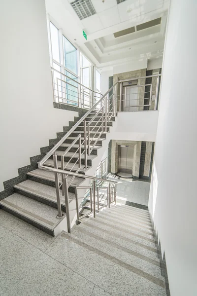 Zwei Fahrstühle. Treppe — Stockfoto