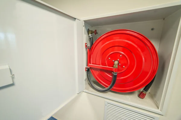 Красный гидрант в офисном здании — стоковое фото