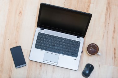 dizüstü bilgisayar, akıllı telefon, fare ve kahve