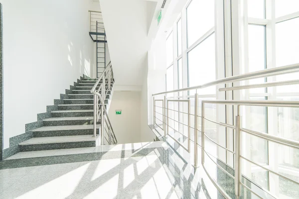 Лестница в офисном здании — стоковое фото