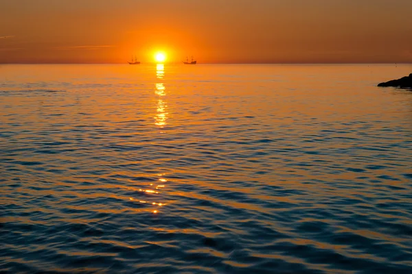 Sonnenuntergang und Schiff — Stockfoto