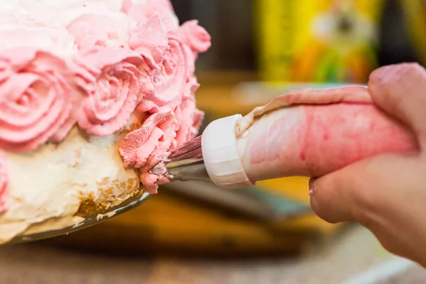 Cream on the cake — Stock Photo, Image