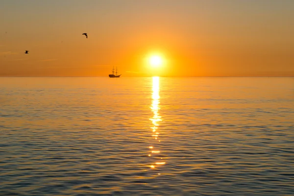 Puesta de sol y barco — Foto de Stock