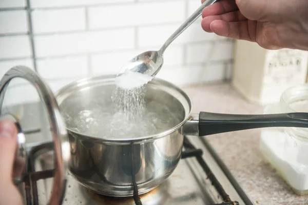 塩を入れた熱湯 — ストック写真