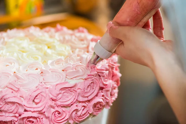 Cream on the cake — Stock Photo, Image