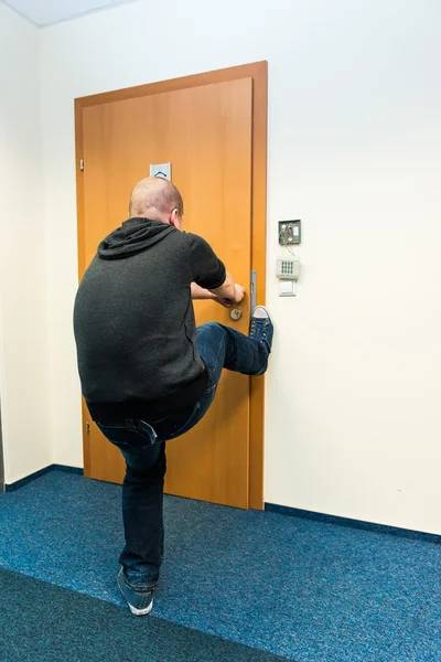 Man opens the door force — Stock Photo, Image