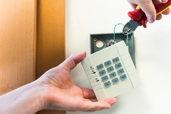 Man kruist de draden in het numerieke deelvenster — Stockfoto