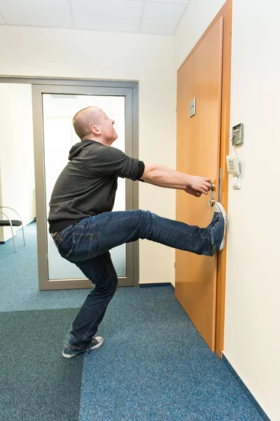 Man opens the door force — Stock Photo, Image