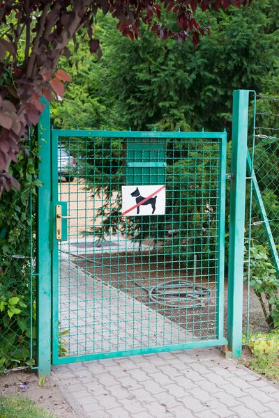 Tor mit dem Schild "Hunde sind nicht erlaubt" — Stockfoto