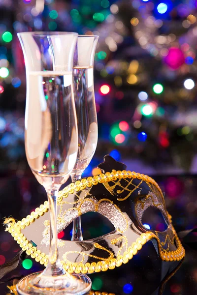 Dois copos de champanhe e uma máscara — Fotografia de Stock