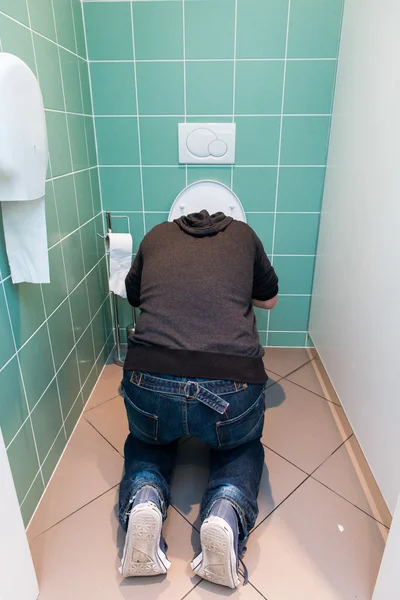 Man vomiting in the toilet — Stock Photo, Image