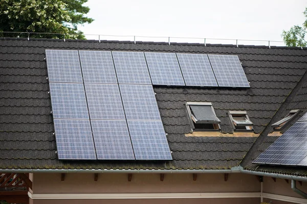 Zonnepanelen op het dak — Stockfoto