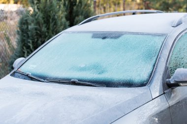 Frost ile kaplı araç