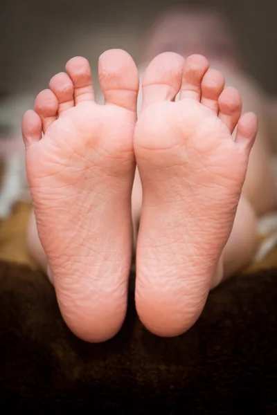 Les pieds nus d'une petite fille — Photo